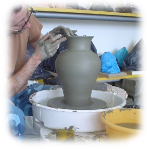 momento della realizzazione al tornio di vaso